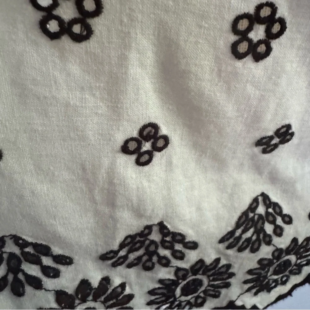 Old Navy cold shoulder embroidered linen ruffle top w/ cutwork white black Sz M - Picture 11 of 14